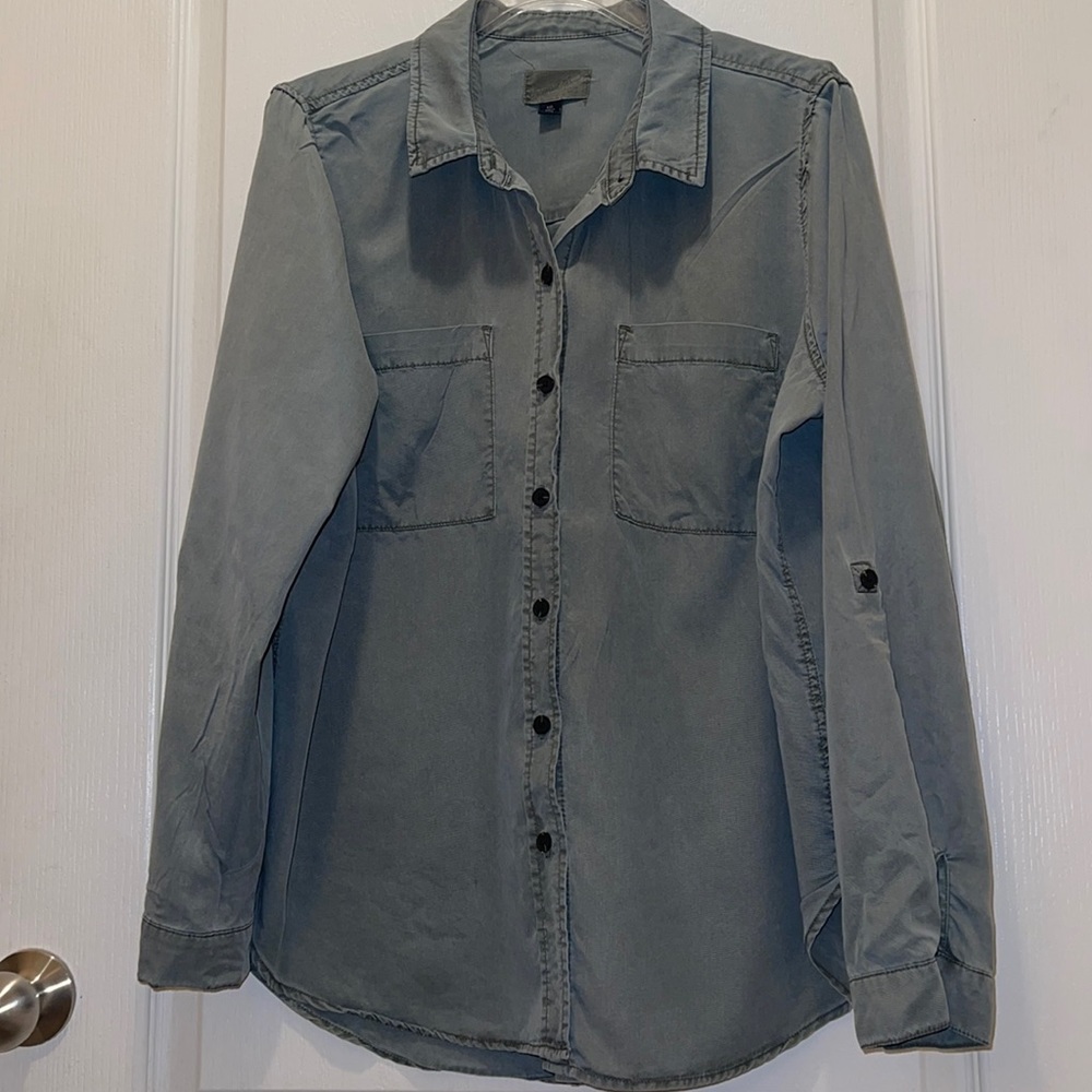 Universal thread women’s long sleeve button up